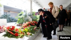 Admirers lay flowers at the grave of Jovanka Broz in the House of Flowers mausoleum where she was buried next to her husband, former Yugoslav leader Josip Broz Tito, in Belgrade, Oct. 26, 2013. 