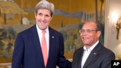 US Secretary of State John Kerry, left, meets with Tunisian President Mohamed Moncef Marzouki at the Carthage President's residence,Feb. 18, 2014, in Tunis. 