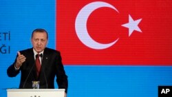 Presiden Turki, Recep Tayyip Erdogan berbicara kepada media di Istanbul mengenai persiapan KTT G20, Jumat (13/11).