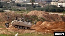 Tentara Mesir melakukan patroli di perbatasan Mesir dan Jalur Gaza untuk mencegah penyelundupan senjata dari Gaza ke kelompok jihadis di semenanjung Sinai (foto: dok). 