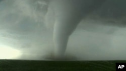 Imágen tomada de la televisión de un tornado cerca de Dodge City en Kansas que destruyó varias casas.