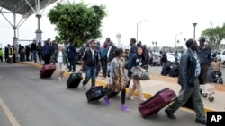 7일 대형 화제가 발생한 케냐 나이로비 국제공항에서, 운항이 취소된 항공기 승객들이 주변 호텔로 향하고 있다.