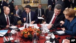 17일 이탈리아 밀라노에서 유럽 정상들이 우크라이나 평화 방안을 논의했다. 왼쪽부터 블라디미르 푸틴 러시아 대통령, 마테로 렌지 이탈리아 총리, 베트로 포로셴코 우크라이나 대통령, 앙겔라 메르켈 독일 총리.
