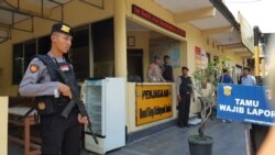 Polisi bersenjata lengkap dan memakai rompi anti peluru bersiaga di pos penjagaan Mapolresta Solo, Rabu, 13 November 2019. (Foto: VOA/Nurhadi)
