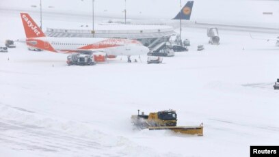 Roads Airports Closed Across Britain Geneva Airport Reopens