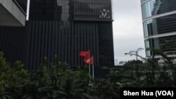 香港特区政府总部院内的中国国旗和香港特区区旗。（美国之音记者申华 拍摄）