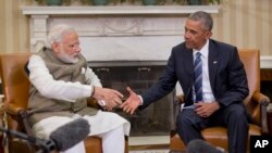 Barack Obama dijo a los medios que discutió con el primer ministro indio sobre la financiación de un plan del gobierno indio para expandir la producción de energía solar. 
