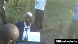 O líder da Renamo, Afonso Dhlakama, recenseou-se na Gorongosa a 8 de Maio, 2014, para as eleições gerais de Outubro deste ano