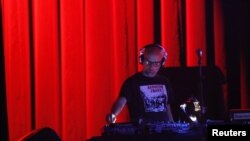 Musisi/DJ Moby dalam salah satu penampilannya pada 2012. (Reuters/Mario Anzuoni)
