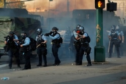 Полицейские противостоят участникам беспорядков в Миннеаполисе