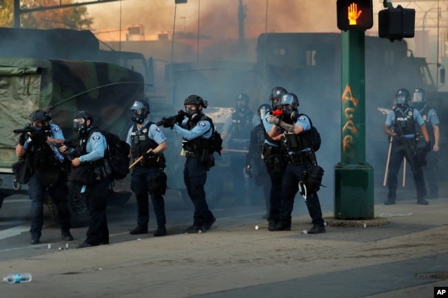 Полицейские противостоят участникам беспорядков в Миннеаполисе