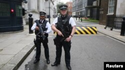 Polisi bersenjata berjaga-jaga di pusat kota London.