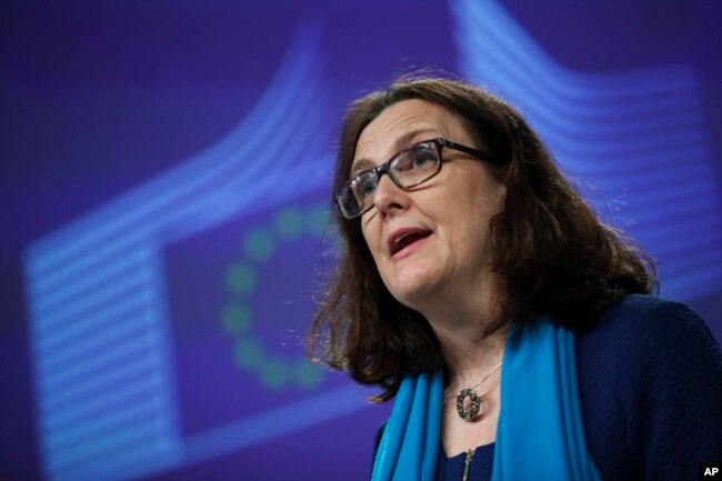 រូបឯកសារ៖ លោកស្រី Cecilia Malmström ស្នងការពាណិជ្ជកម្មសហភាពអឺរ៉ុប ថ្លែងទៅកាន់អ្នកសារព័ត៌មាននៅក្នុងសន្និសីទកាសែតមួយ នៅទីស្នាក់ការធំរបស់សហភាពអឺរ៉ុបក្នុងទីក្រុងប្រុចស៊ែល នៅថ្ងៃទី ១៥ ខែមេសា ឆ្នាំ ២០១៩។ (AP Photo/Francisco Seco)
