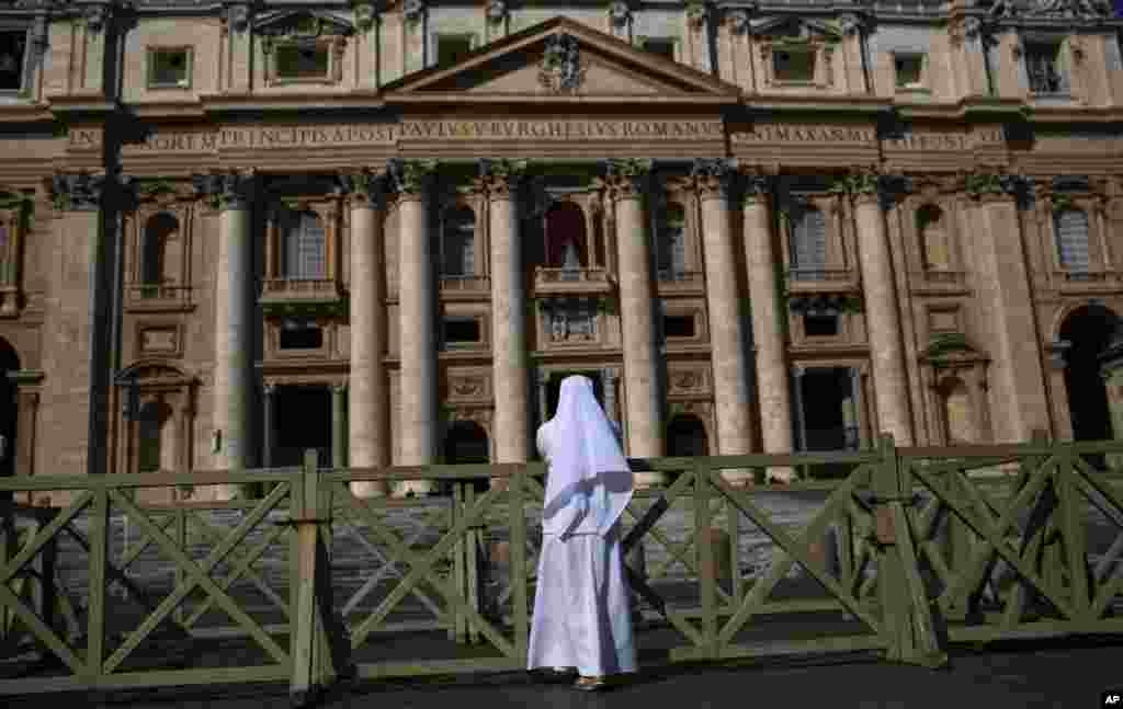 12일 바티칸 성 베드로 광장에서 기도를 올리는 수녀.