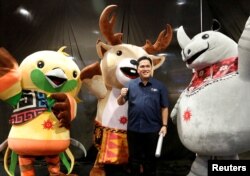 Ketua Panitia Asian Games (Indonesian Asian Games Organizing Committe) Erick Thohir berpose dengan beberapa maskot Asian Games, Jakarta, 23 Maret 2018.