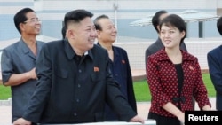 La nueva esposa del joven líder se llama Ri Sol-Ju y acudió este martes con su marido a la inauguración de un parque de atracciones en Pyongyang. 