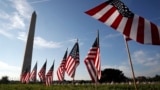 FILE - 5.000 bendera kecil AS yang melambangkan anggota militer aktif dan veteran yang meninggal karena bunuh diri, berjejer di National Mall, Rabu, 3 Oktober 2018, dalam aksi yang diprakarsai oleh Veteran Irak dan Afghanistan Amerika (IAVA), di Washington. (Jacquelyn Martin/AP)