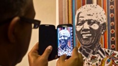 La exposición 95 posters por los 95 años de Mandela, celebra la vida del líder sudafricano en la Universidad de Pretoria en Sudáfrica.