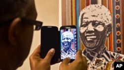 La exposición 95 posters por los 95 años de Mandela, celebra la vida del líder sudafricano en la Universidad de Pretoria en Sudáfrica.