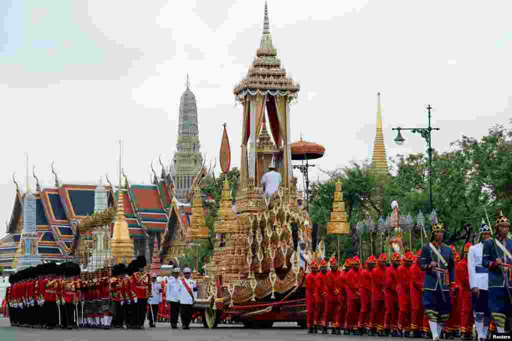 태국 방콕의 대궁전 앞에서 푸미폰 전 국왕의 시신을 실은 왕실마차가 화장장으로 향하고 있다.