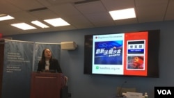 台灣數碼政務委員唐鳳（左一）2019年4月23日在喬治華盛頓大學發表演說（美國之音鍾辰芳拍攝）