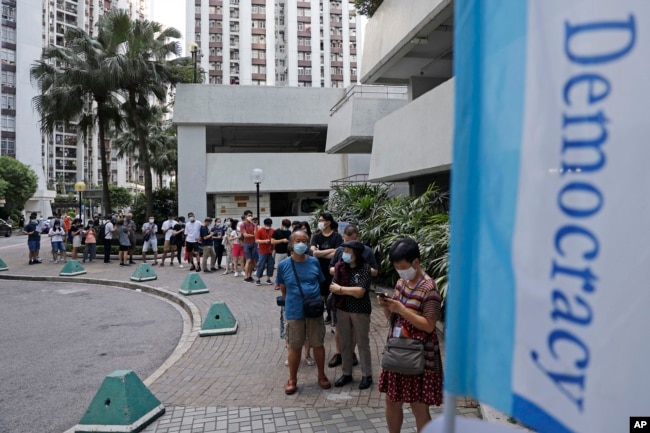 香港选民排队为泛民主派立法会选举初选投票。（2020年7月11日）