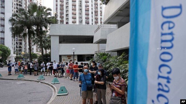 香港选民排队为泛民主派立法会选举初选投票。(美联社2020年7月11日资料照)