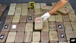 Un officier nicaraguayen montre des sacs de cocaïne, Riva, 5 janvier 2007.