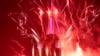 Cahaya kembang api menerangi langit di atas Gedung Empire State dalam peringatan Hari Kemerdekaan AS 4 Juli di New York, 4 Juli 2021. (Foto: Timothy A. Clary/AFP)
