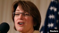 ສະມາຊິກສະພາສູງ Amy Klobuchar, ສັງກັດພັກເດໂມແກຣັດ ຈາກລັດ Minnesota, ກ່າວຕໍ່ສະມາຄົນນັກຂ່າວ ທີ່ນະຄອນຫຼວງ
ວໍຊິງຕັນ, ວັນທີ 8 ມັງກອນ 2015. 