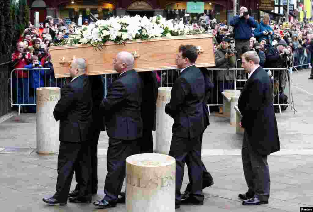 Pallbearers carry the coffin into Great St. Mary&#39;s Church, where the funeral of theoretical physicist Prof. Stephen Hawking is being held, in Cambridge, Britain, March 31, 2018.