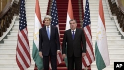 U.S. Secretary of State John Kerry poses with Tajik President Emomali Rahmon upon arriving for a meeting at the Palace of Nations in Dushanbe, Tajikistan, Nov. 3, 2015. 