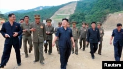 지난 8월 북한 김정은 국방위원회 제1위원장이 강원도의 마식령스키장 건설현장을 방문했다고 조선중앙통신이 보도했다.