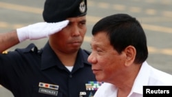 El presidente de Filipinas Rodrigo Duterte ha criticado la administración de Obama y en octubre dijo que las tropas estadounidenses debían salir de Filipinas, “tal vez en los próximos dos años”.