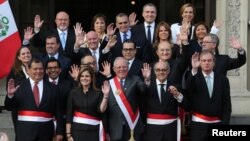 Peru's President Pedro Pablo Kuczynski (C) poses with newly sworn-in ministers after a ceremony at the government palace in Lima, Sept. 17, 2017. 