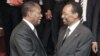 Presidentes Alassane Ouattara da Costa do Marfim (à esquerda) e Dioncounda Traoré do Mali (à direita)