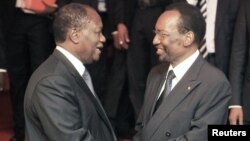 Presidentes Alassane Ouattara da Costa do Marfim (à esquerda) e Dioncounda Traoré do Mali (à direita)