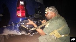Un combatiente sunita apunta su arma cerca de Ramadi.