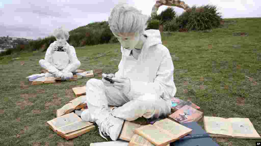 Sebuah karya seni yang diberi nama &quot;Quotidianity the brothers&quot; menggambarkan dua saudara laki-laki sedang belajar bersama, dipajang di kawasan pantai di Sydney, Australia.