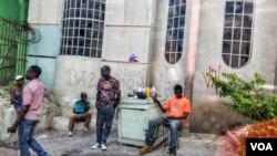 Haitianos en la esquina de una calle en Petionville. (S. Lemaire/VOA)