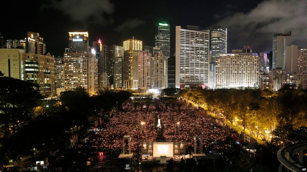 香港民众6月4号聚集维多利亚公园举行年度悼念六四死难者的烛光纪念会(photo:VOA)