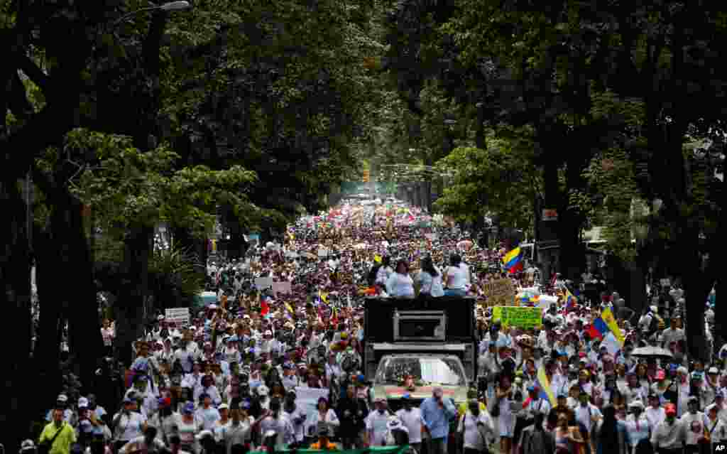 Perempuan berbaris menuju markas Tentara Nasional Bolivarian untuk memprotes apa yang mereka sebut kekuatan berlebihan melawan demonstran anti-pemerintah di Caracas (26/2).&nbsp;(AP/Fernando Llano)