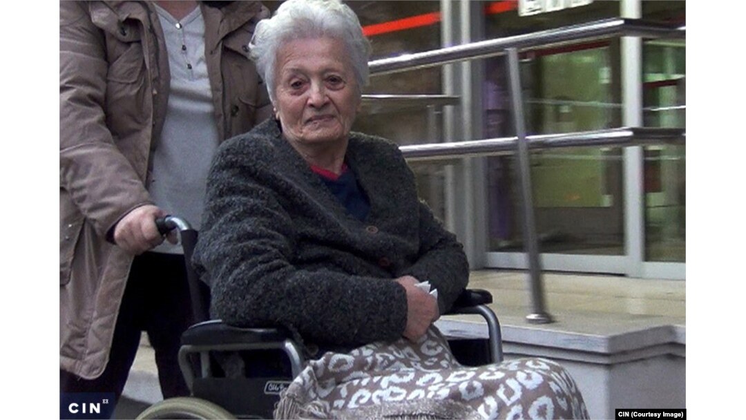 Porodica pacijentice Vahide Merdanić je dobila upute iz Bolnice da u „Barošu“ kupi leću i visokoelastičnu tekućinu potrebnu za operaciju oka. Potrebni materijal za operaciju oka su platili 602 KM, iako je u drugoj optičarskoj radnji bio duplo jeftiniji.