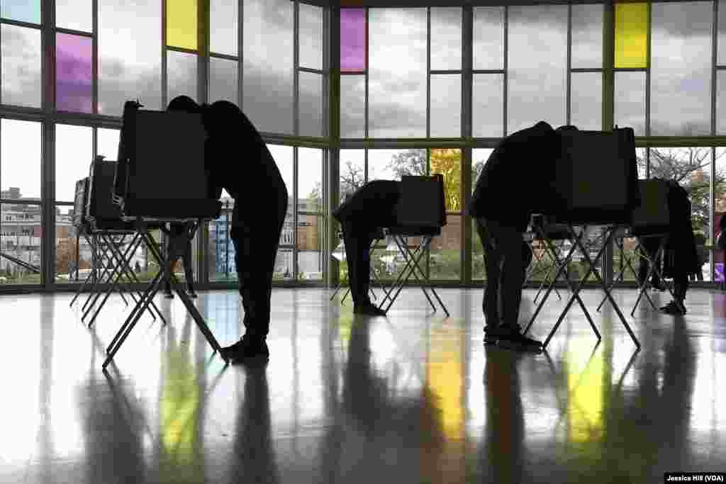 Виборці заповнюють бюлетені у день виборів на дільниці, розташованій в церкві в місті Стемфорд у штаті Коннектикут.