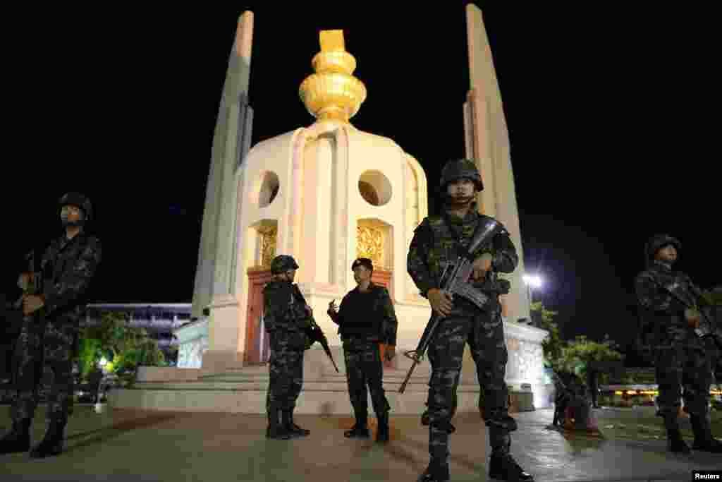 Soldiers take up position at the Democracy monument after the coup was declared in Bangkok, May 22, 2014. 