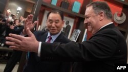 Kim Yong Chol, utusan tertinggi Korea Utara urusan nuklir bertemu Menlu AS Mike Pompeo (kanan) di Washington DC Jumat (18/1) pagi.