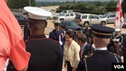 Министр обороны Грузии Тина Хидашели и министр обороны США Эштон Картер (в центре) в Пентагоне. Вашингтон, США. 18 августа 2015 г.