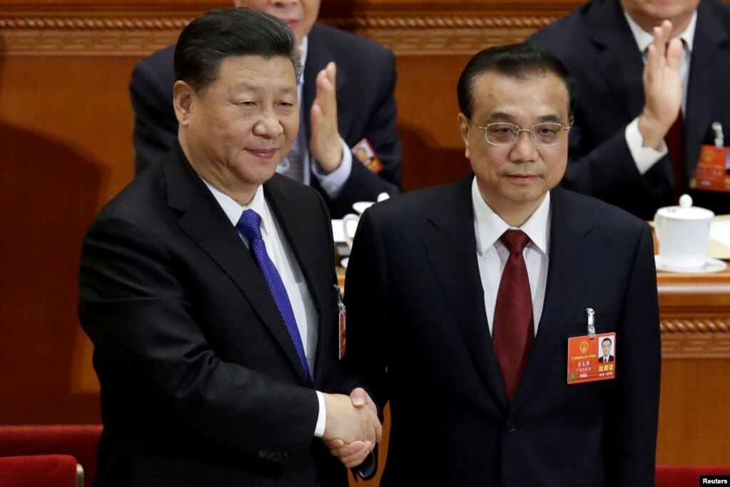 中国总理李克强在北京人大会堂召开的全国人大会议上获连任后与中国国家主席习近平握手。（2018年3月18日）(photo:VOA)