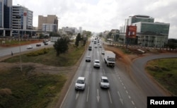 Pengendara berkendara di sepanjang jalan raya Mombasa menuju pusat kota di Ibu Kota Kenya, Nairobi. (Foto: Reuters)
