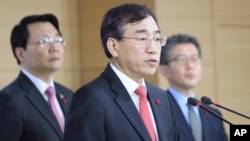 Lee Sukjoon (center) minister of the Office for Government Policy Coordination, answers a reporters' questions after announcing about sanctions on North Korea at the government complex in Seoul, South Korea, Dec. 2, 2016.